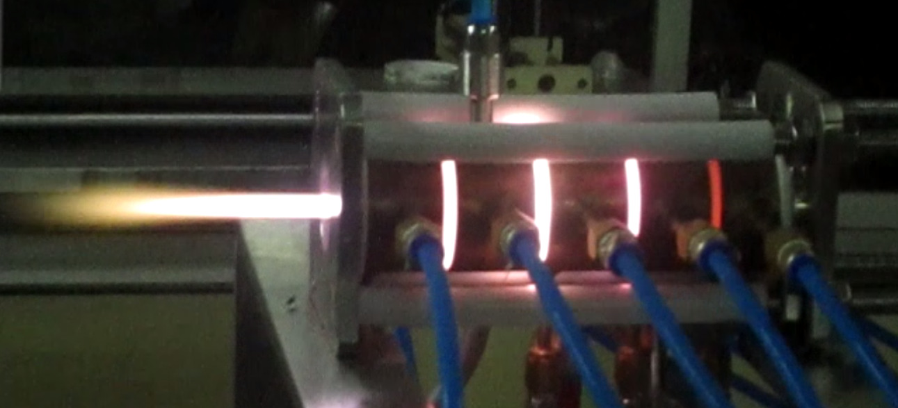 Fig.2. Assembly of the components and the jet of plasma coming out from the argon plasma torch